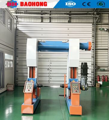 Máquina de bobinamento e desenrolamento com travessa tipo portal